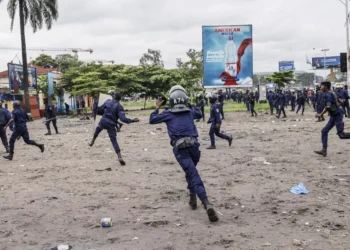La police de la RD Congo tire des gaz lacrymogènes lors d'une manifestation électorale interdite