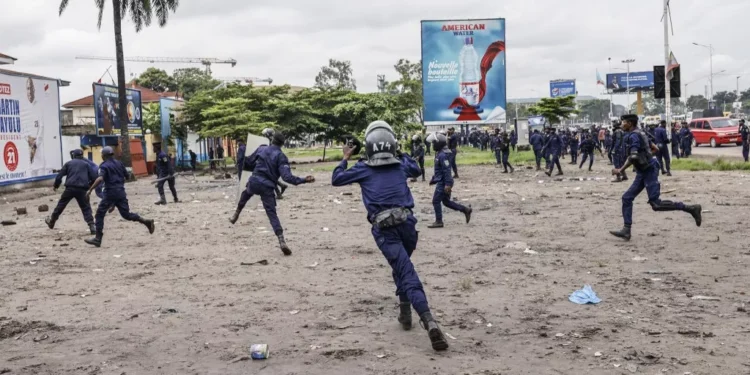 La police de la RD Congo tire des gaz lacrymogènes lors d'une manifestation électorale interdite