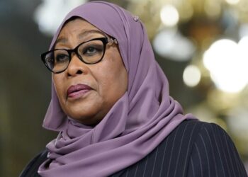 La présidente tanzanienne condamne le meurtre d'un opposant aspergé d'acide