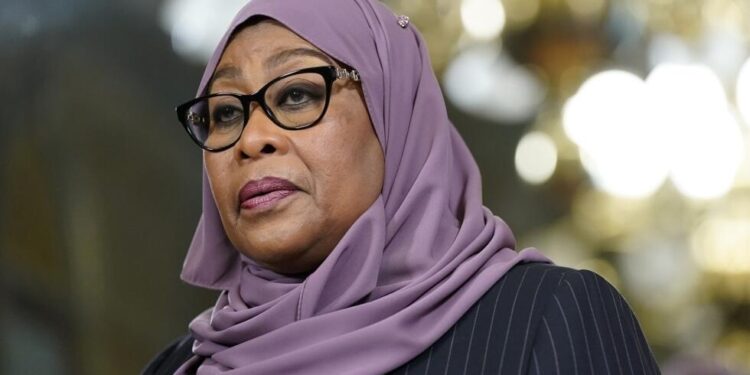 La présidente tanzanienne condamne le meurtre d'un opposant aspergé d'acide