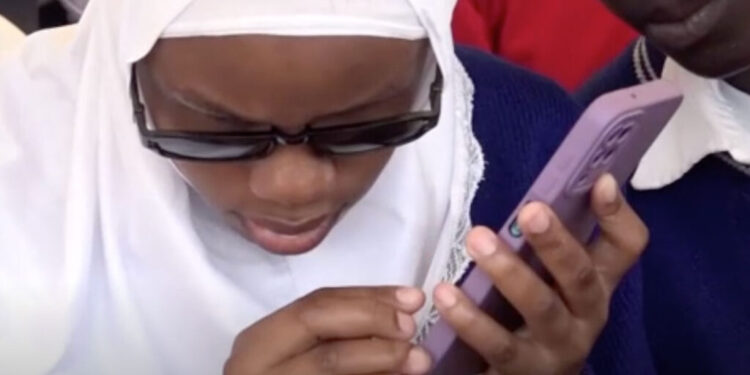 L'application Blind Assistant en Ouganda : un pas en avant dans l'éducation