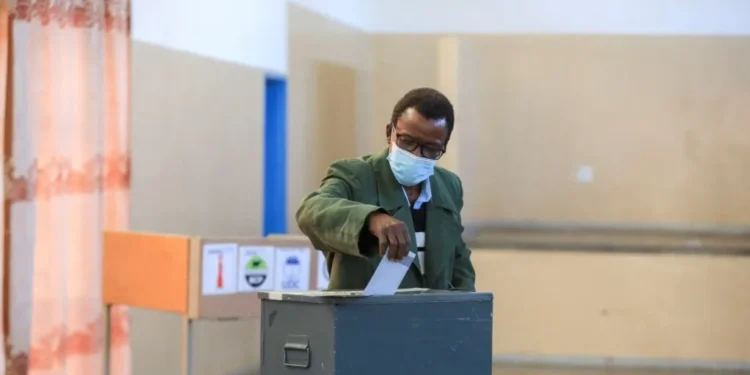 Le Botswana compte les votes après une élection cruciale