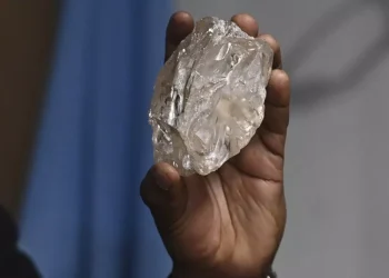 Le Botswana envisage des hausses d'impôts face à la chute du prix du diamant qui affecte les recettes de l'État.