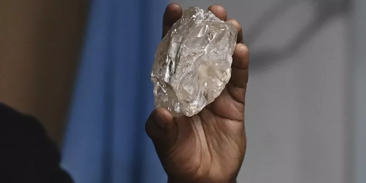 Le Botswana envisage des hausses d'impôts face à la chute du prix du diamant qui affecte les recettes de l'État.