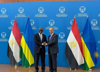 Le CLe Caire et Kigali conviennent d’établir une zone logistique égyptienne au Rwandaaire et Kigali conviennent d’établir une zone logistique égyptienne au Rwanda L’Égypte et le Rwanda ont convenu d’établir une zone logistique égyptienne au Rwanda, une initiative qui facilitera le commerce et l’investissement entre les deux pays et renforcera leurs liens bilatéraux. L’accord a été conclu lors d’une réunion entre le ministre égyptien des Affaires étrangères Bader Abdelatty et son homologue rwandais, Olivier Nduhungirehe, à Kigali lundi. La zone logistique, située près de la frontière rwandaise avec la Tanzanie, offrira aux entreprises égyptiennes un accès plus facile au marché rwandais. Abdelatty a également exprimé l’engagement de son pays à soutenir le Rwanda dans des secteurs clés, notamment la gestion des ressources en eau et les soins de santé, et a salué la décision du Rwanda d’attribuer une zone logistique à l’Égypte. La réunion a porté sur les progrès du Centre cardiaque Magdi Yacoub Rwanda-Égypte, qui devrait devenir un centre régional pour les services de santé en Afrique centrale et orientale. Abdelatty a également exprimé la volonté de l’Égypte d’activer l’Agence africaine des médicaments et de tirer parti de l’expertise égyptienne dans le secteur pharmaceutique pour soutenir la structure administrative de l’agence. Abdelatty a également discuté de la perspective de l’Égypte sur diverses questions régionales, notamment le conflit à Gaza et les derniers développements au Soudan et en Libye. Il a souligné les efforts de l’Égypte pour œuvrer en faveur d’un cessez-le-feu global à Gaza et pour résoudre les crises au Soudan et en Libye. La réunion a également porté sur la coopération entre les pays du bassin du Nil et l’intérêt de l’Égypte pour la région de la Corne de l’Afrique. Nduhungirehe a salué les liens profonds entre les deux pays, soulignant les domaines de coopération bilatérale, notamment la culture, l’éducation, la santé, la technologie et les sports. Il a souligné l’importance de renforcer les investissements et les échanges commerciaux entre les deux pays, soulignant que cela représente un moteur clé des relations entre l’Égypte et le Rwanda. Il a ajouté que plusieurs protocoles d’accord dans divers secteurs devraient être signés prochainement. La réunion a été marquée par la signature d’un protocole d’accord entre l’Égypte et le Rwanda dans le domaine des transports, en présence du ministre rwandais des Infrastructures et du secrétaire général des renseignements rwandais.