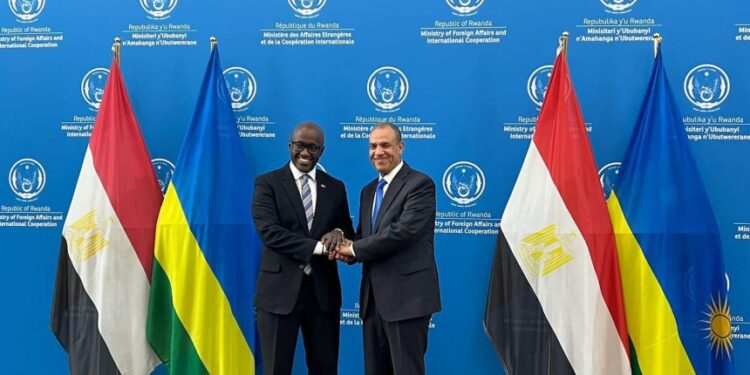 Le CLe Caire et Kigali conviennent d’établir une zone logistique égyptienne au Rwandaaire et Kigali conviennent d’établir une zone logistique égyptienne au Rwanda L’Égypte et le Rwanda ont convenu d’établir une zone logistique égyptienne au Rwanda, une initiative qui facilitera le commerce et l’investissement entre les deux pays et renforcera leurs liens bilatéraux. L’accord a été conclu lors d’une réunion entre le ministre égyptien des Affaires étrangères Bader Abdelatty et son homologue rwandais, Olivier Nduhungirehe, à Kigali lundi. La zone logistique, située près de la frontière rwandaise avec la Tanzanie, offrira aux entreprises égyptiennes un accès plus facile au marché rwandais. Abdelatty a également exprimé l’engagement de son pays à soutenir le Rwanda dans des secteurs clés, notamment la gestion des ressources en eau et les soins de santé, et a salué la décision du Rwanda d’attribuer une zone logistique à l’Égypte. La réunion a porté sur les progrès du Centre cardiaque Magdi Yacoub Rwanda-Égypte, qui devrait devenir un centre régional pour les services de santé en Afrique centrale et orientale. Abdelatty a également exprimé la volonté de l’Égypte d’activer l’Agence africaine des médicaments et de tirer parti de l’expertise égyptienne dans le secteur pharmaceutique pour soutenir la structure administrative de l’agence. Abdelatty a également discuté de la perspective de l’Égypte sur diverses questions régionales, notamment le conflit à Gaza et les derniers développements au Soudan et en Libye. Il a souligné les efforts de l’Égypte pour œuvrer en faveur d’un cessez-le-feu global à Gaza et pour résoudre les crises au Soudan et en Libye. La réunion a également porté sur la coopération entre les pays du bassin du Nil et l’intérêt de l’Égypte pour la région de la Corne de l’Afrique. Nduhungirehe a salué les liens profonds entre les deux pays, soulignant les domaines de coopération bilatérale, notamment la culture, l’éducation, la santé, la technologie et les sports. Il a souligné l’importance de renforcer les investissements et les échanges commerciaux entre les deux pays, soulignant que cela représente un moteur clé des relations entre l’Égypte et le Rwanda. Il a ajouté que plusieurs protocoles d’accord dans divers secteurs devraient être signés prochainement. La réunion a été marquée par la signature d’un protocole d’accord entre l’Égypte et le Rwanda dans le domaine des transports, en présence du ministre rwandais des Infrastructures et du secrétaire général des renseignements rwandais.