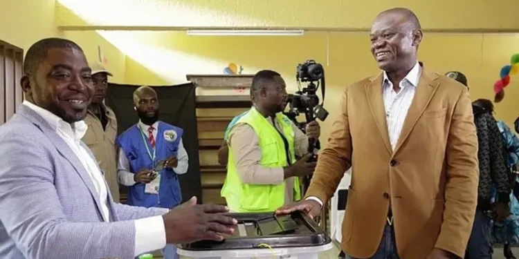 Le Gabon approuve une loi permettant au chef de la junte de se présenter aux élections