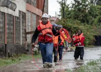 Le Kenya ordonne les évacuations des inondations car elle avertit que les barrages pourraient déborder