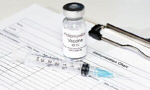 Le gouvernement malawite a déclaré une épidémie de poliomyélite, faisant craindre une nouvelle résurgence de la maladie depuis la crise de 2022. Le ministère de la Santé et de l'Assainissement a confirmé qu'il s'agit de la deuxième vague de résurgence de la poliomyélite. Un communiqué du ministère révèle que cette découverte indique une circulation virale active et constitue une grave menace pour la santé publique, en particulier pour les enfants. Le ministère a également appelé tous les Malawites à prendre la situation au sérieux et à adopter immédiatement des mesures préventives, la vaccination étant identifiée comme la principale ligne de défense. Le poliovirus se transmet généralement par les selles d'une personne infectée et se contracte par l'eau ou les aliments contaminés. Il se multiplie dans l'intestin. Bien qu'il n'existe aucun traitement curatif contre la poliomyélite, la vaccination permet de rompre le cycle de transmission. La déclaration d'août 2020 selon laquelle l'Afrique était exempte du virus de la poliomyélite a marqué une étape importante dans une campagne menée depuis des décennies pour éradiquer la maladie dans le monde. La maladie était endémique dans le monde entier jusqu'à la mise au point d'un vaccin dans les années 1950, mais elle est restée inaccessible à de nombreux pays à faible revenu d'Asie et d'Afrique jusqu'aux efforts considérables déployés ces dernières décennies. En 1996, on recensait plus de 70 000 cas en Afrique seulement.