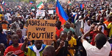 Le Niger accuse la France d'avoir fomenté une mutinerie avortée ; Paris dément toute implication