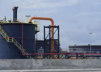 Le Nigeria charge son premier brut dans une immense nouvelle raffinerie de Dangote