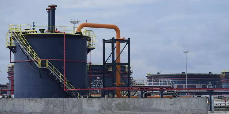 Le Nigeria charge son premier brut dans une immense nouvelle raffinerie de Dangote