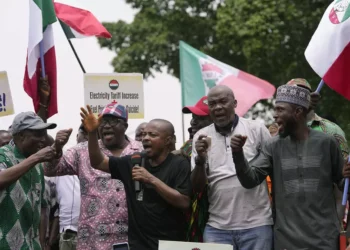 Le Nigeria est confronté à des pannes de courant et à des fermetures d'aéroports alors que les syndicats exigent des salaires plus élevés