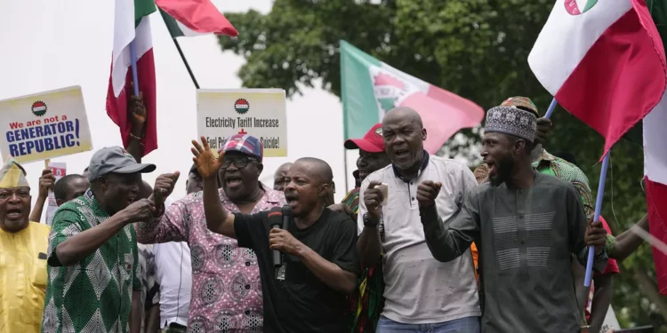 Le Nigeria est confronté à des pannes de courant et à des fermetures d'aéroports alors que les syndicats exigent des salaires plus élevés