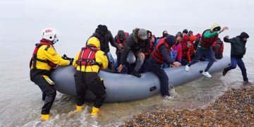 Le Royaume-Uni restreint la délivrance de visas aux ressortissants congolais suite au différend sur le retour des migrants.