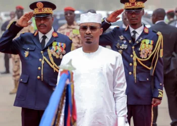 Le Tchad prête serment président après une élection contestée, mettant fin à des années de régime militaire