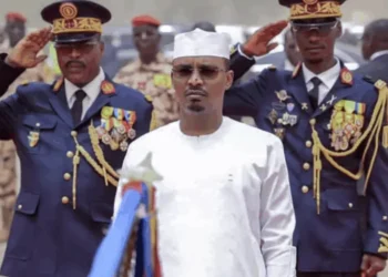 Le Tchad supprime la limitation du nombre de mandats présidentiels, consolidant ainsi le pouvoir de Déby.