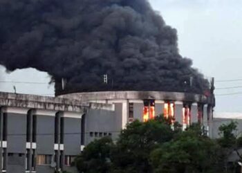 Le bâtiment du parlement libérien prend feu alors que les manifestations entrent dans leur deuxième jour