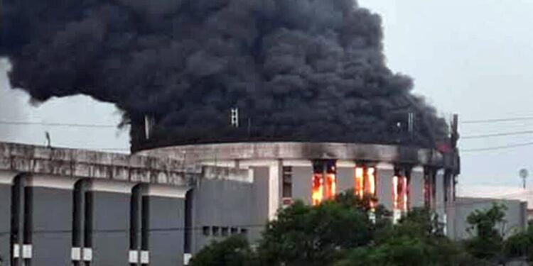 Le bâtiment du parlement libérien prend feu alors que les manifestations entrent dans leur deuxième jour