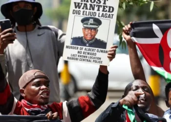 Le chef adjoint de la police kenyane démissionne suite à l'enquête sur la mort d'un blogueur