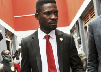 Le chef de l'opposition ougandaise, Bobi Wine, en fuite après une perquisition policière à son domicile
