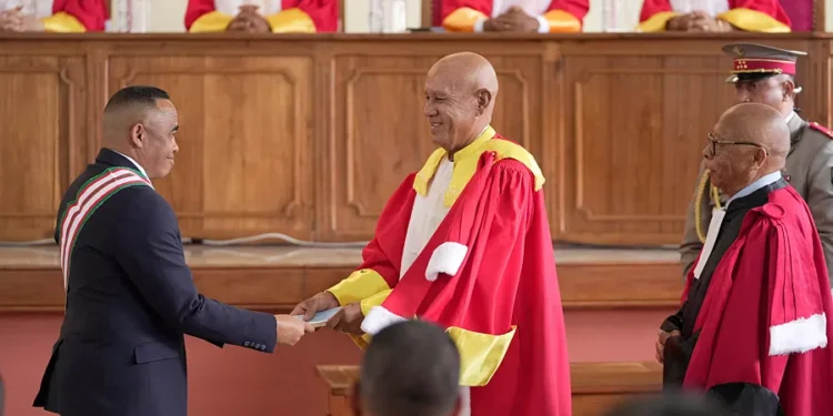 Le chef du coup d'État malgache a prêté serment et promet de nouvelles élections dans les deux ans.