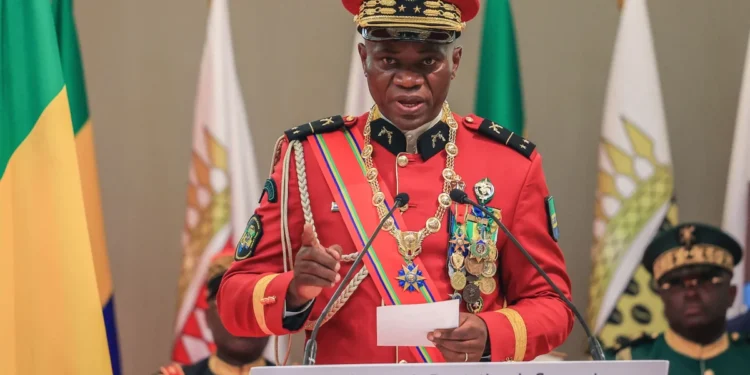 Le chef militaire du Gabon annonce sa candidature à la présidence