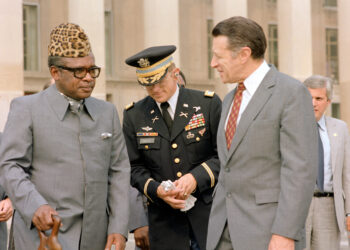 Le costume abacost de l'ère Mobutu fait un retour en force en RDC