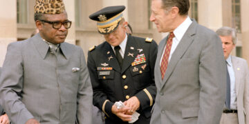 Le costume abacost de l'ère Mobutu fait un retour en force en RDC