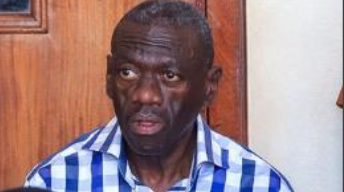 Le leader de l'opposition ougandaise Kizza Besigye apparaît affaibli devant le tribunal