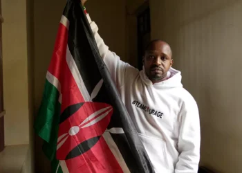 Le militant kenyan Boniface Mwangi réagit après sa comparution devant le tribunal suite à des accusations liées aux manifestations