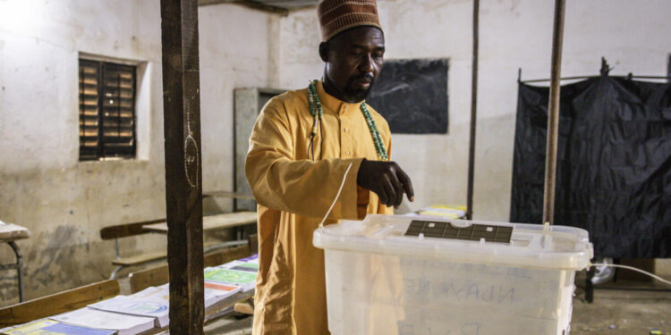 Le parti Pastef, au pouvoir au Sénégal, a remporté une victoire décisive aux élections législatives anticipées de dimanche