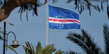 Le président du Cap-Vert, Neves, assiste aux funérailles des victimes de l'accident de bus