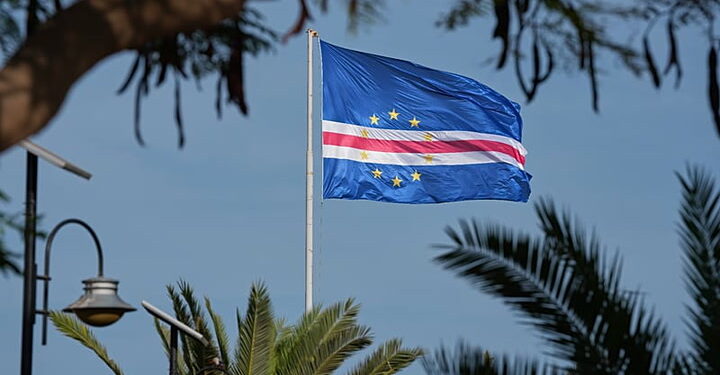 Le président du Cap-Vert, Neves, assiste aux funérailles des victimes de l'accident de bus