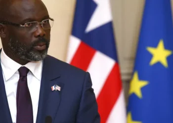 Le président du Libéria et son rival dans une course au coude à coude