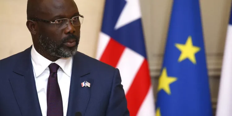 Le président du Libéria et son rival dans une course au coude à coude