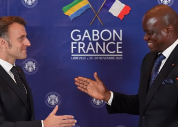 Le président français Emmanuel Macron poursuit sa tournée africaine à Libreville.