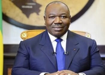 Le président gabonais déchu et sa famille libérés après deux ans de détention s'envolent pour l'Angola.
