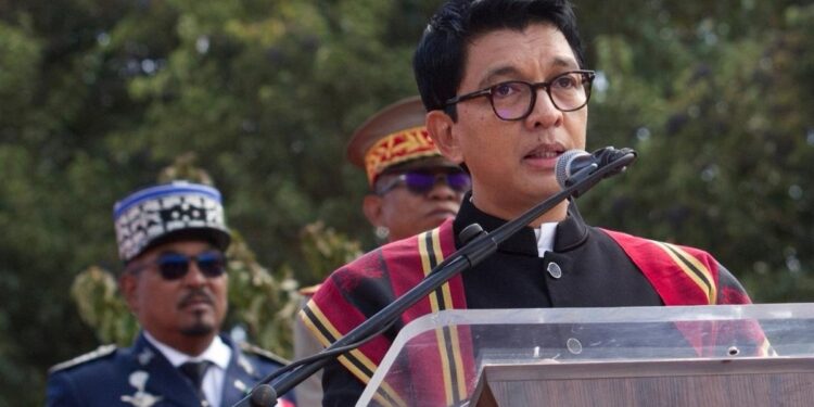 Le président malgache affirme avoir fui le pays par crainte pour sa vie et refuse de démissionner.