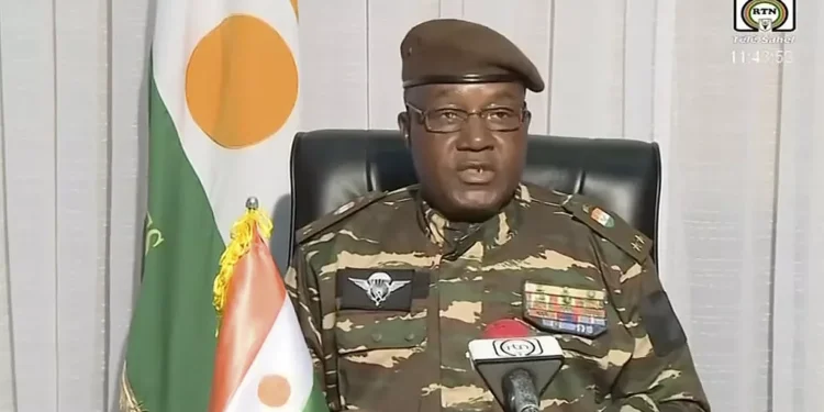 Le général Tchiani du Niger engage des discussions avec le gouvernement militaire malien