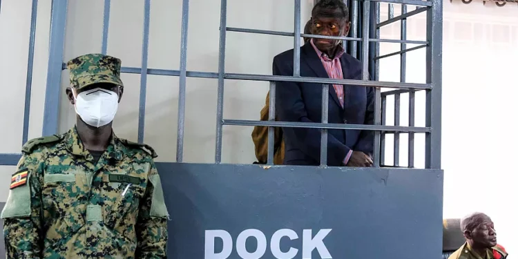 Le président ougandais signe une loi rétablissant les procès militaires pour les civils