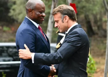 Le président transitoire de Gabon a remis une version projetée de la Constitution future