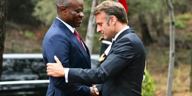 Le président transitoire de Gabon a remis une version projetée de la Constitution future