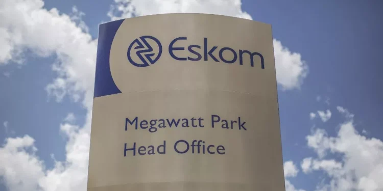Le service public sud-africain Eskom fait face à une perte annuelle de 823 millions de dollars, rapporte le FT