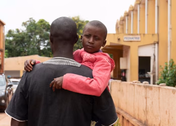 L'unique ophtalmologue pédiatrique du Burkina Faso prend en charge les traumatismes liés au jeu et aux conflits.