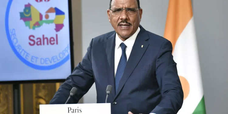 Le tribunal militaire du Niger accorde la libération du fils du président déchu