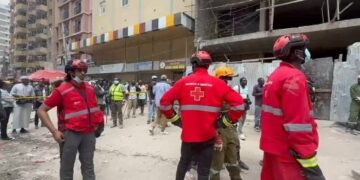 L'effondrement d'un immeuble à Nairobi suscite des inquiétudes en matière de sécurité alors que les secours fouillent les décombres