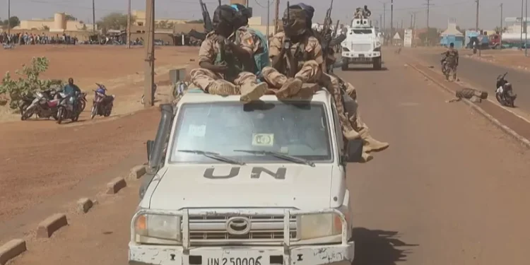 Les casques bleus de l'ONU quittent le Mali précipitamment et sous le feu des tirs