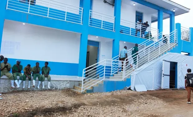 En RDC, les centres de traitement d'Ebola s'adaptent en urgence à l'afflux croissant de patients.