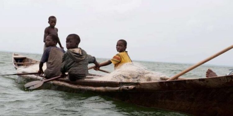 Les effets économiques du travail des enfants dans la pêche artisanale 